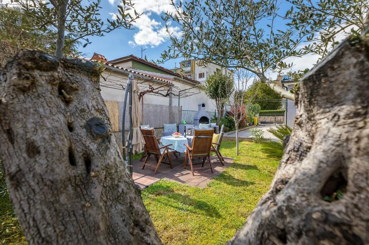 בית נופש פולה Lovely House With Garden Near City Centre