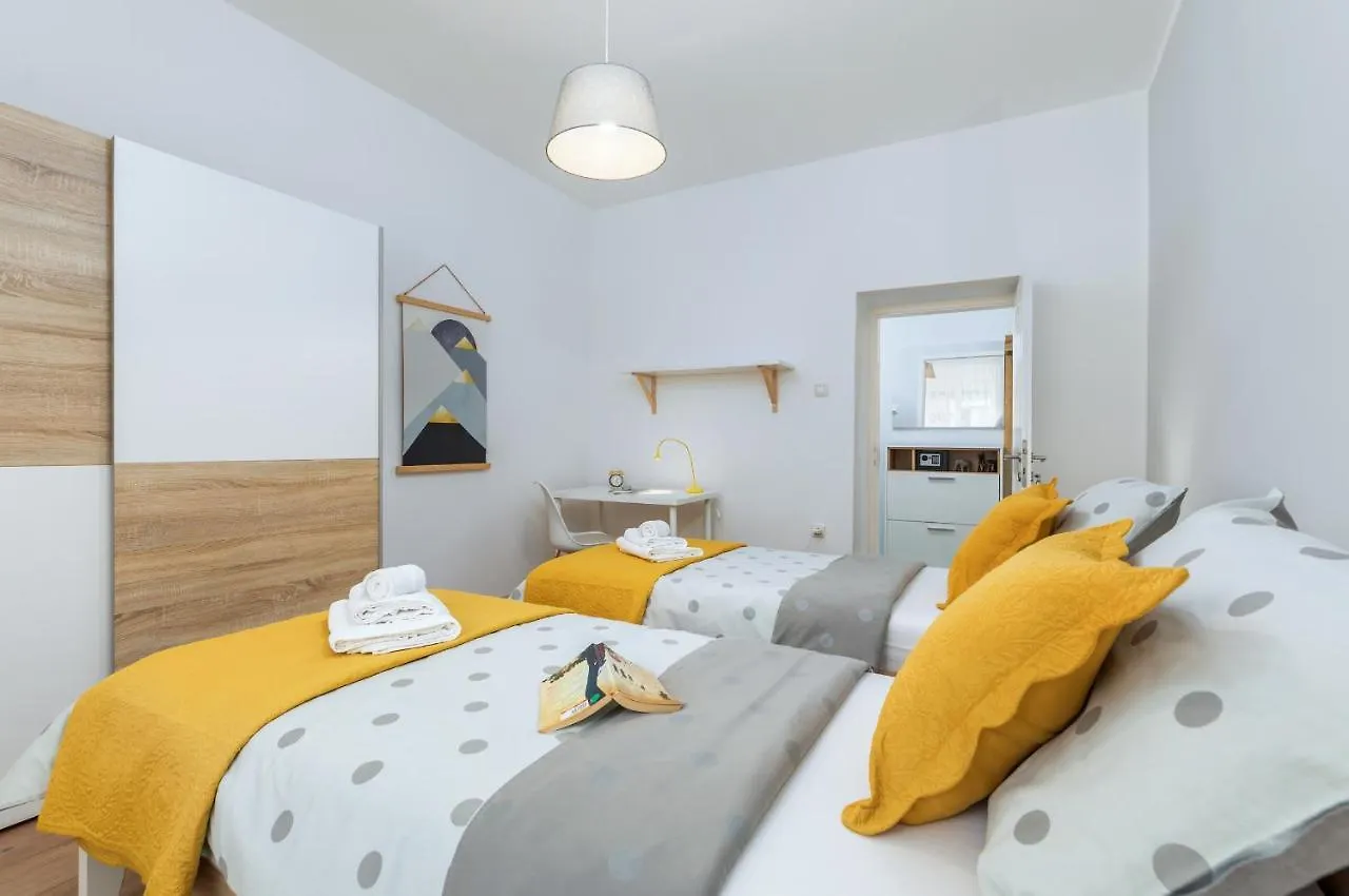 Lovely House With Garden Near City Centre 普拉