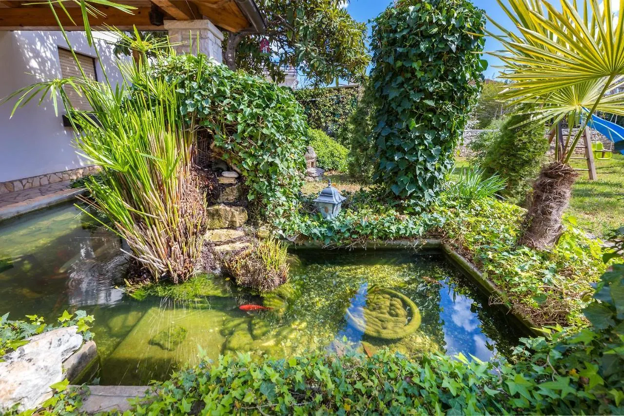 Lovely House With Garden Near City Centre 普拉 0*,  克罗地亚