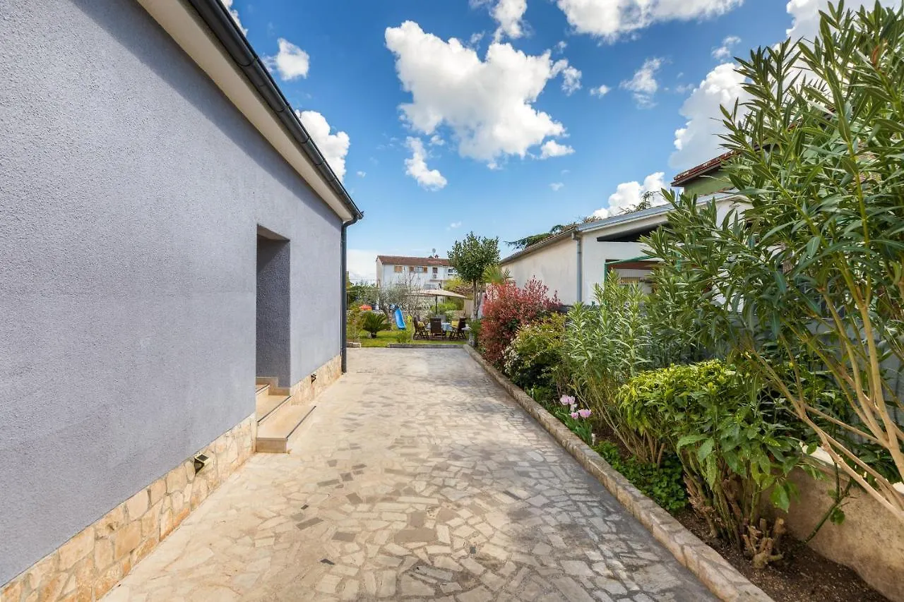 Lovely House With Garden Near City Centre 普拉 度假居