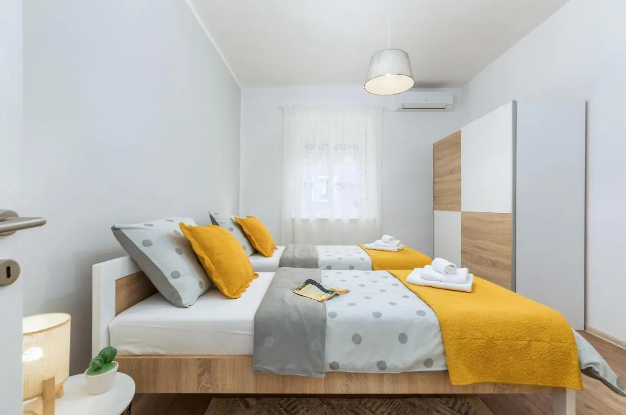 Lovely House With Garden Near City Centre 普拉 度假居